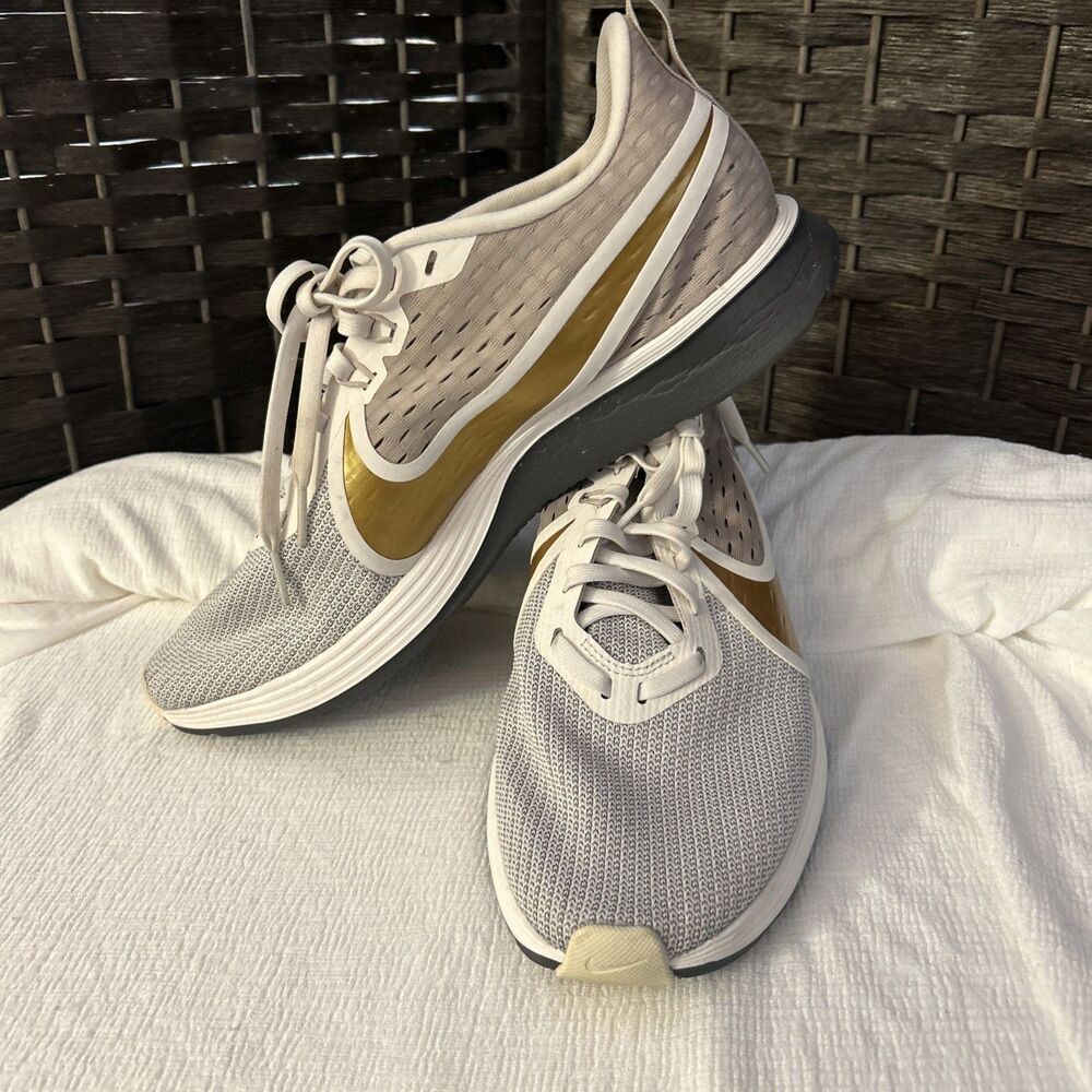 Nike Zoom Strike 2 Sneakers Running Shoe Low Top Lace Up Grey Gold Mesh Mens 11